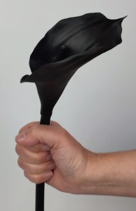 KALIA czarna gumowa silikon kalla sztuczna gałązka 70 cm NIE BARWI