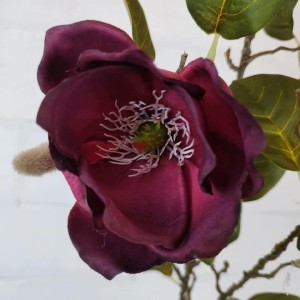 Sztuczna magnolia bordowa – gałązka dekoracyjna 90 cm