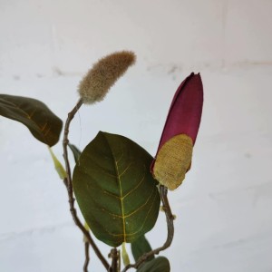 Sztuczna magnolia bordowa – gałązka dekoracyjna 90 cm
